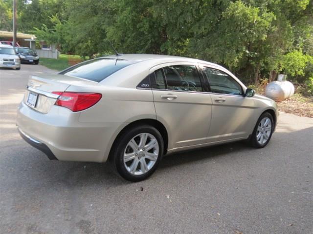 Chrysler 200 2013 photo 2