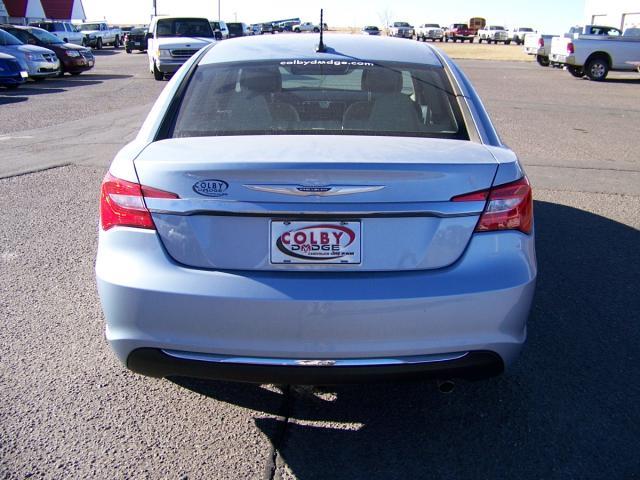 Chrysler 200 2013 photo 2
