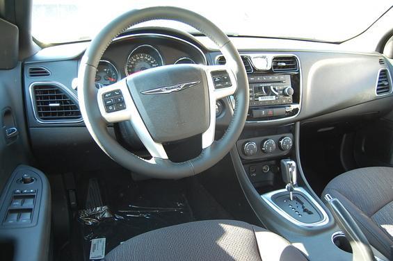 Chrysler 200 2013 photo 2