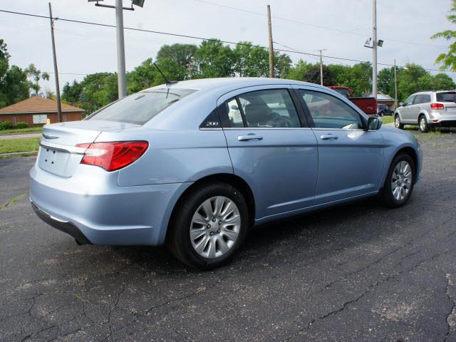 Chrysler 200 2013 photo 8