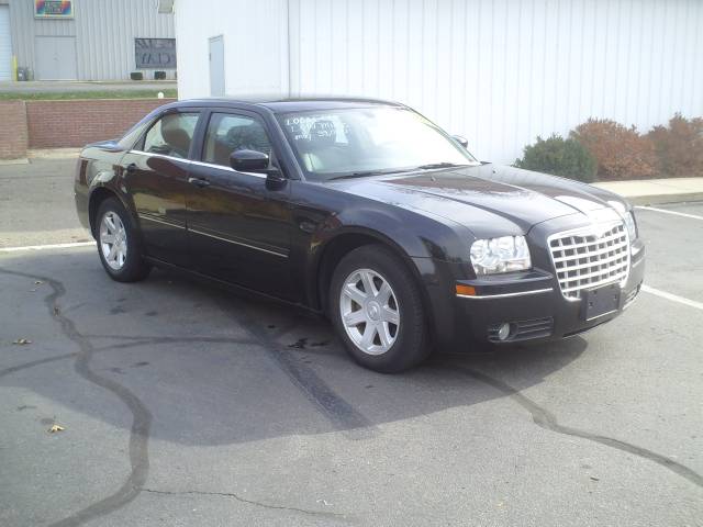Chrysler 300 2005 photo 2