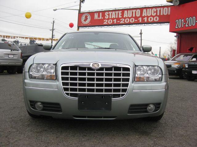 Chrysler 300 2005 photo 2