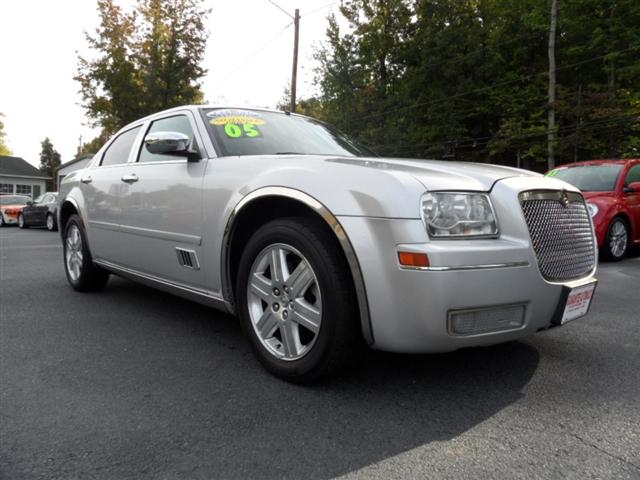 Chrysler 300 2005 photo 2