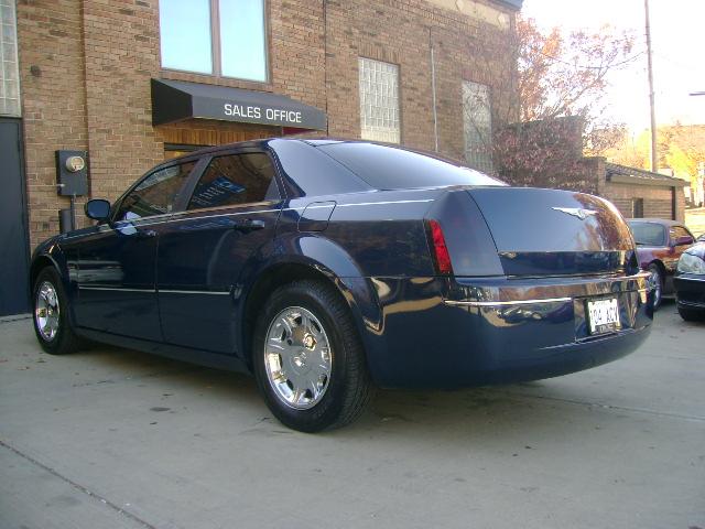 Chrysler 300 2005 photo 2