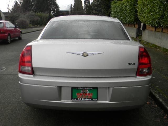 Chrysler 300 2005 photo 2