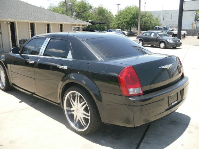 Chrysler 300 2005 photo 18