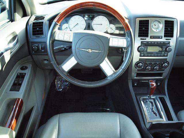 Chrysler 300 2005 photo 2