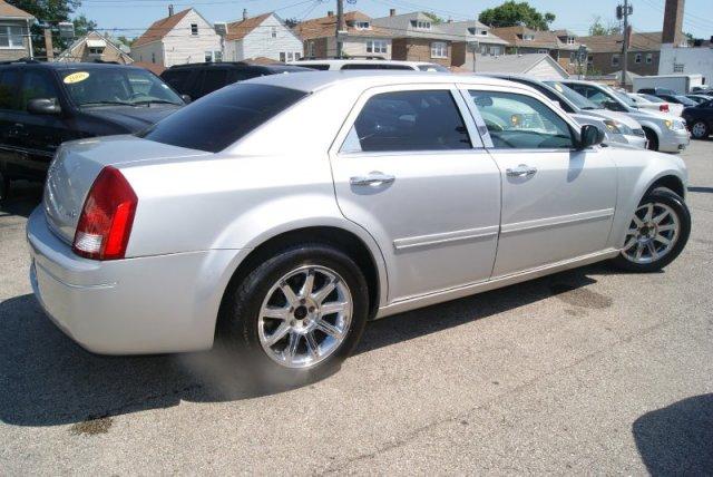 Chrysler 300 2005 photo 2