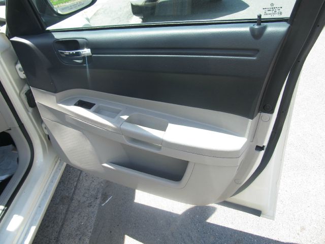 Chrysler 300 2005 photo 13