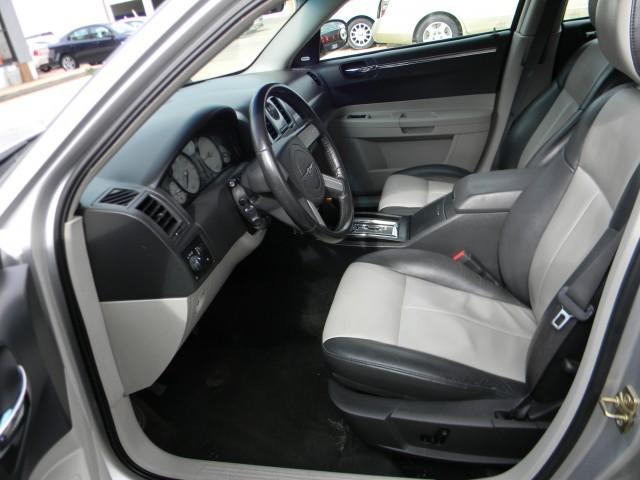 Chrysler 300 2005 photo 2