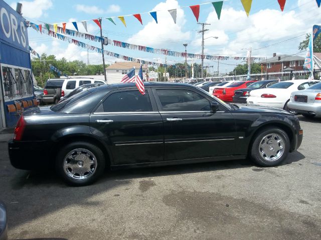 Chrysler 300 2005 photo 2