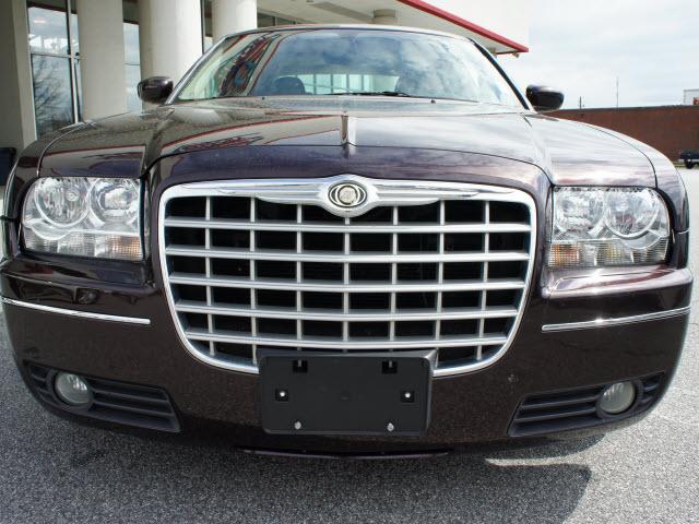 Chrysler 300 2005 photo 2