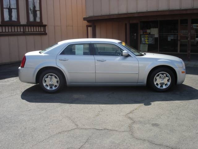 Chrysler 300 2005 photo 2