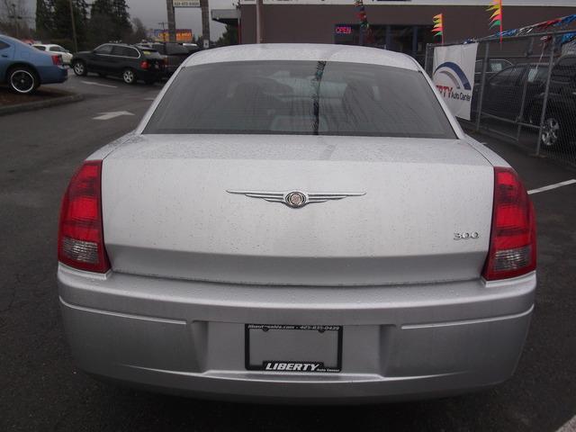 Chrysler 300 2005 photo 2
