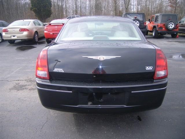 Chrysler 300 2005 photo 2