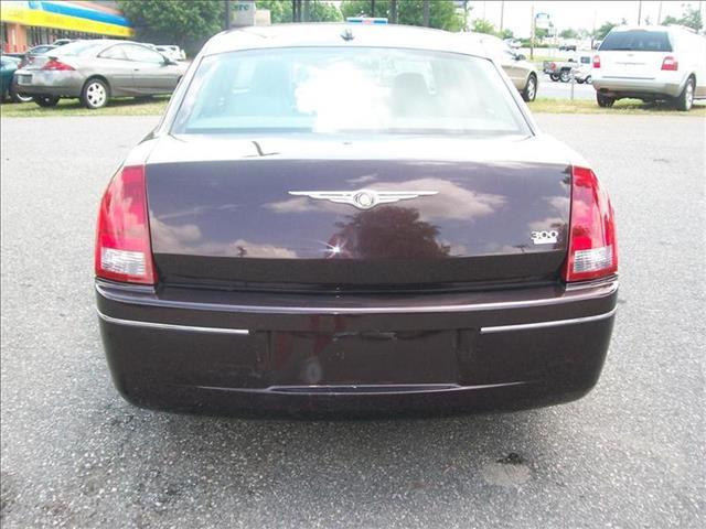 Chrysler 300 2005 photo 2
