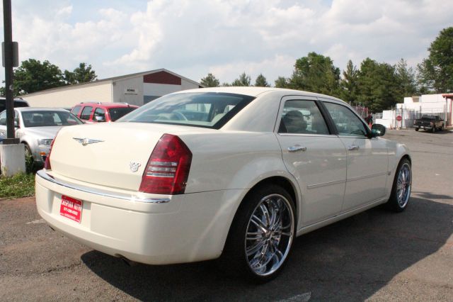 Chrysler 300 2005 photo 24