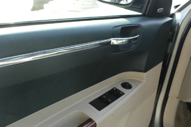 Chrysler 300 2005 photo 13