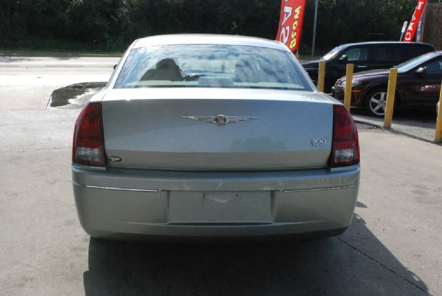 Chrysler 300 2005 photo 16