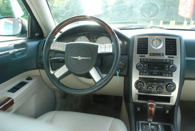 Chrysler 300 2005 photo 2