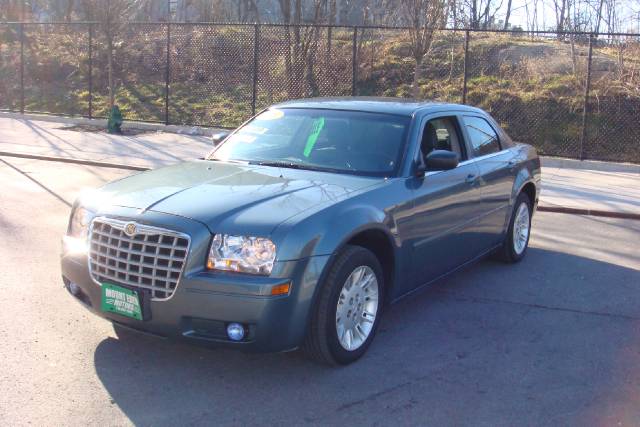 Chrysler 300 2005 photo 2
