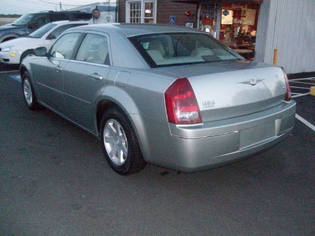 Chrysler 300 2005 photo 2