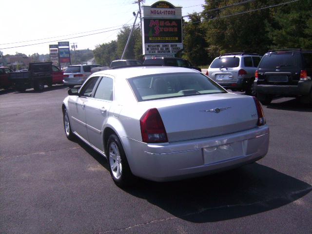 Chrysler 300 2005 photo 3