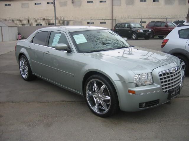 Chrysler 300 2005 photo 2