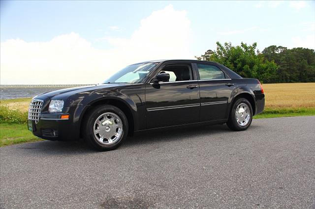 Chrysler 300 2005 photo 2