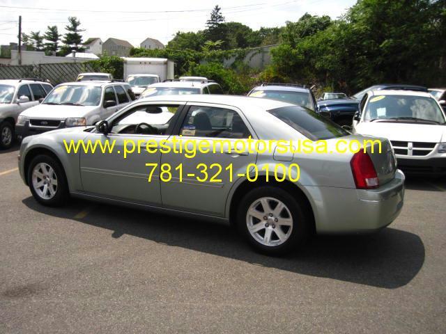 Chrysler 300 2005 photo 2