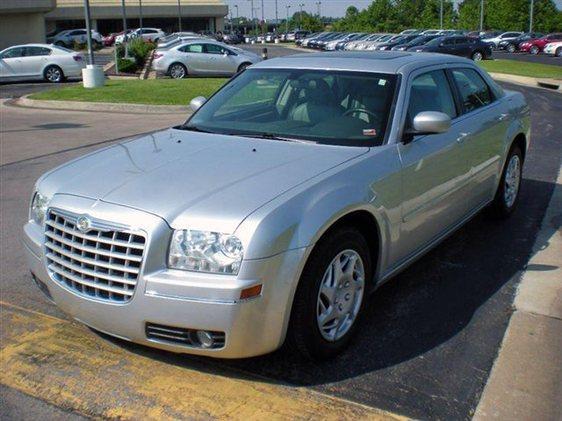 Chrysler 300 2005 photo 2