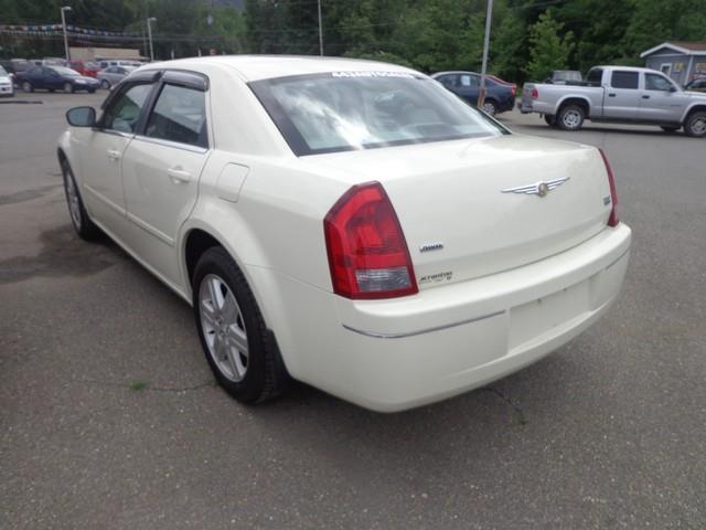 Chrysler 300 2005 photo 2