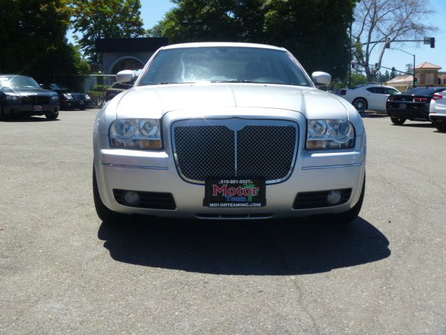 Chrysler 300 2005 photo 2