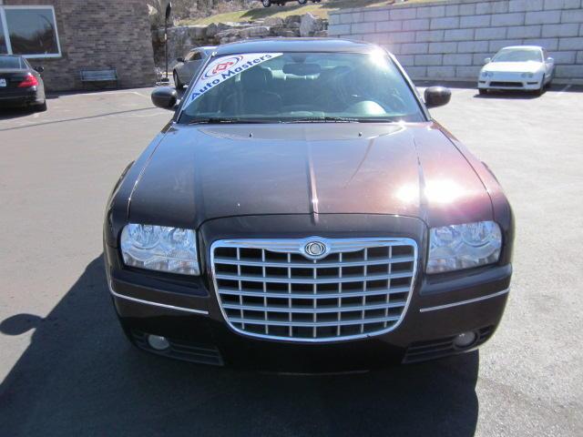 Chrysler 300 2005 photo 2