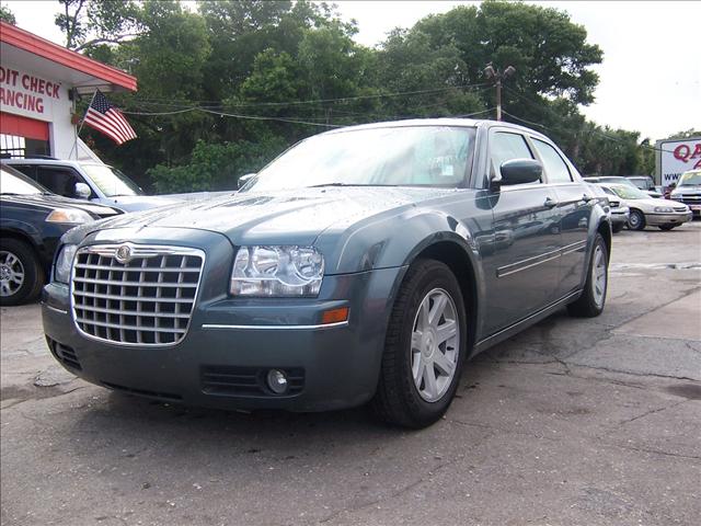 Chrysler 300 2005 photo 2