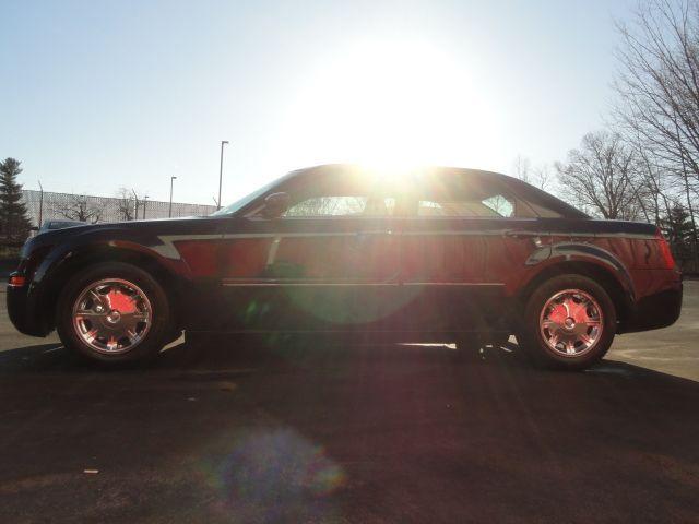 Chrysler 300 2005 photo 2