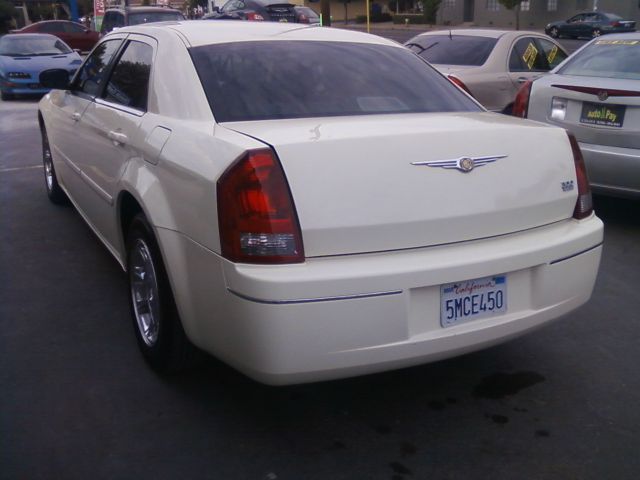 Chrysler 300 2005 photo 2
