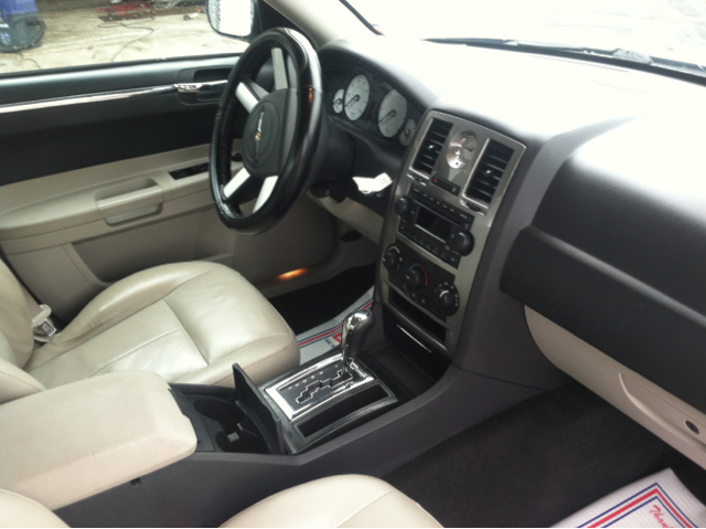 Chrysler 300 2005 photo 2