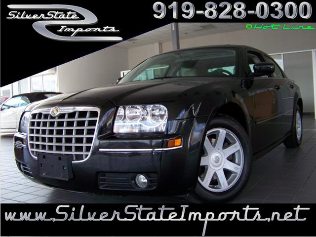 Chrysler 300 2005 photo 2