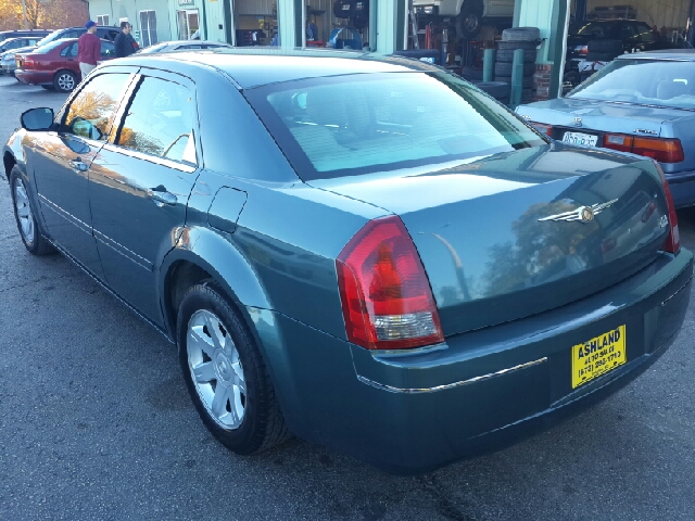 Chrysler 300 2005 photo 2
