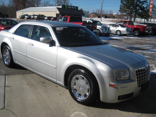 Chrysler 300 2005 photo 2