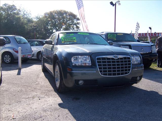 Chrysler 300 2005 photo 2
