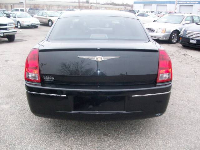 Chrysler 300 2005 photo 2