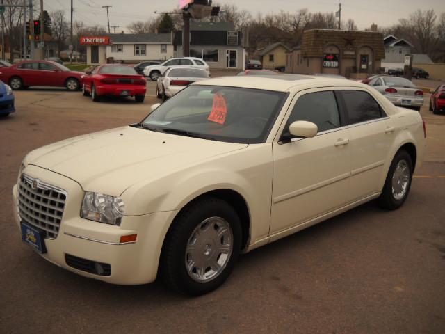 Chrysler 300 2005 photo 2