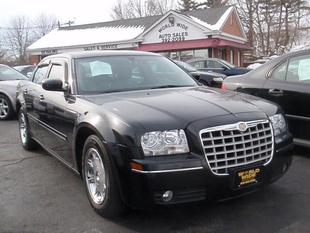 Chrysler 300 2005 photo 2