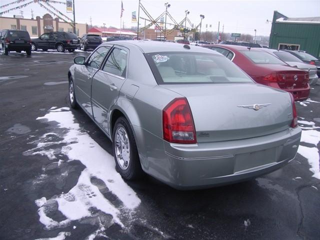Chrysler 300 2005 photo 2