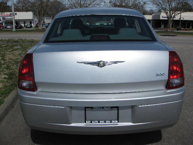 Chrysler 300 2005 photo 2