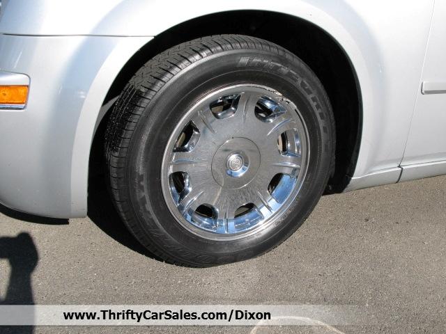 Chrysler 300 2005 photo 2