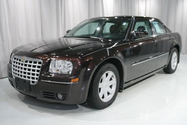 Chrysler 300 2005 photo 2