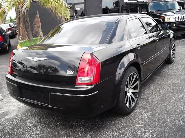 Chrysler 300 2005 photo 2